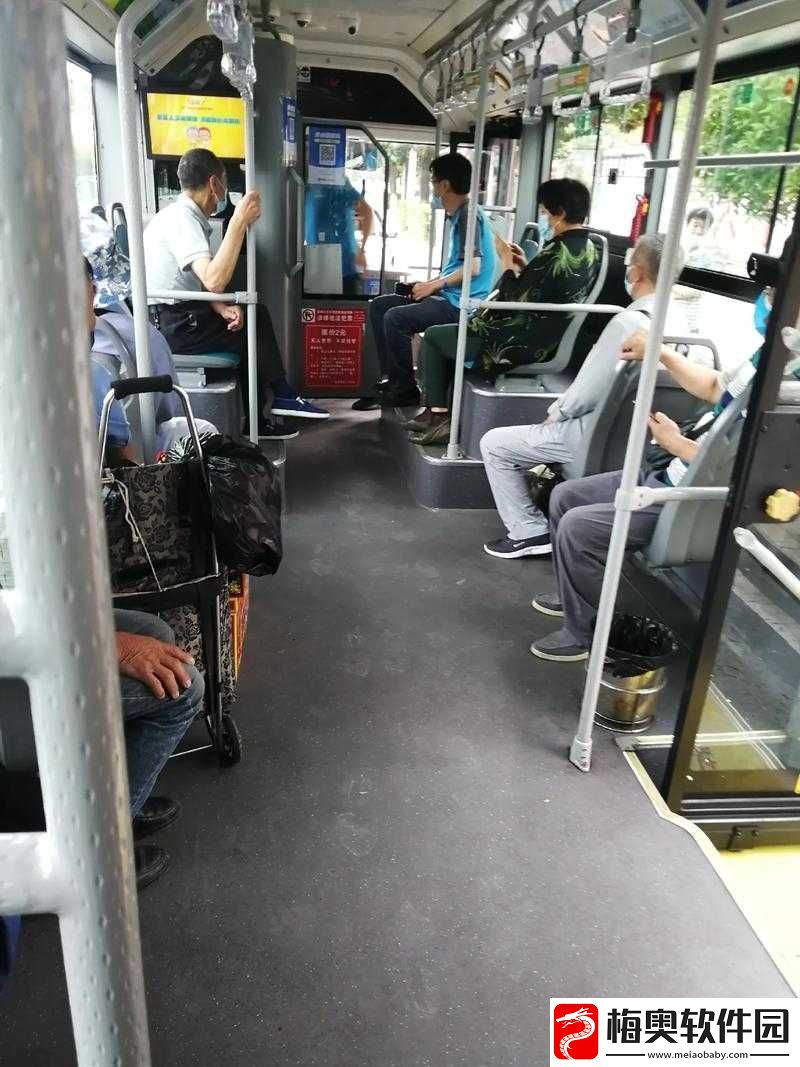 在公交车上接连不断的高