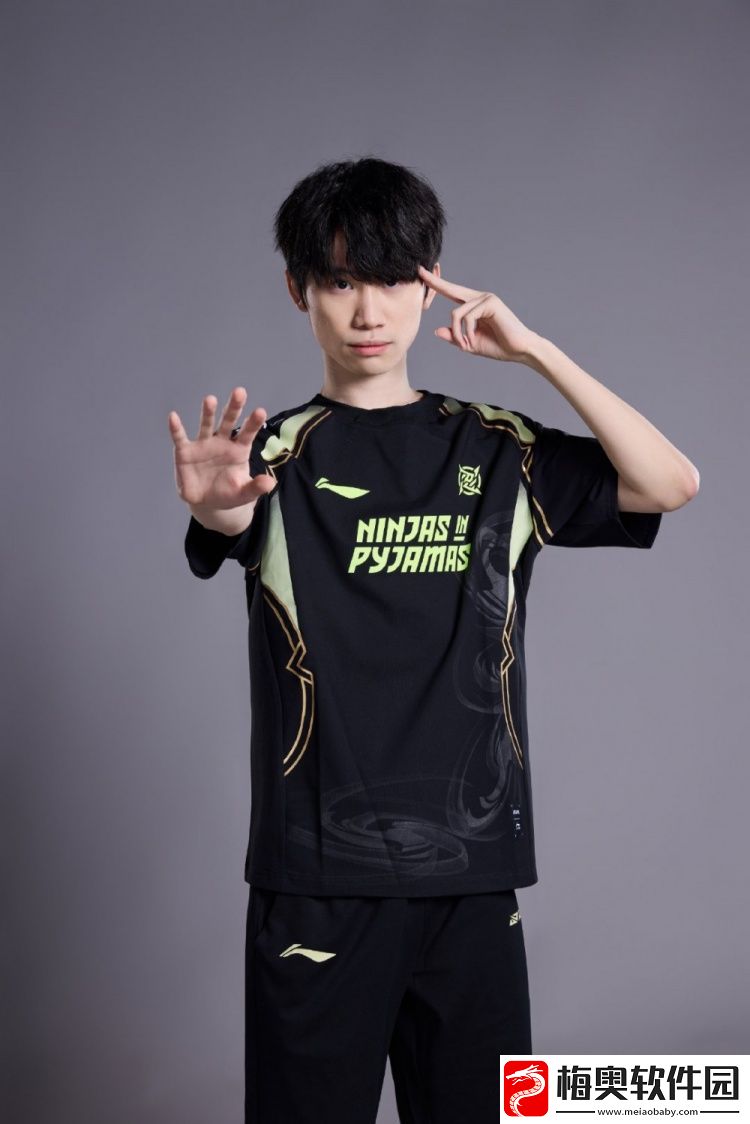 Doinb身着深圳NIP俱乐部队服定妆照