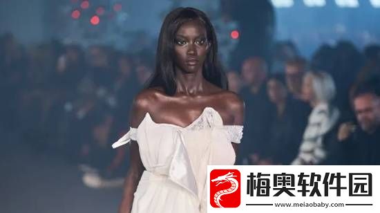 腿长比例惊人的黑珍珠美人