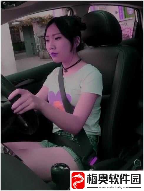 女性跟教练晚上练车合适吗：深度剖析