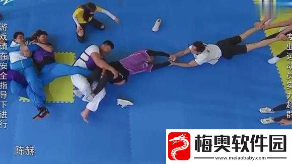 羽毛划脚掌心女人：一种奇特行为